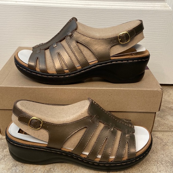 ⭐️NWT Clarks Sandals!!⭐️ - Picture 1 of 9